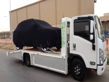 سطحة لنقل السيارات المصدومة