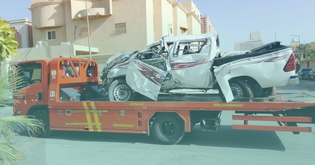 سطحة لنقل السيارات المعطلة