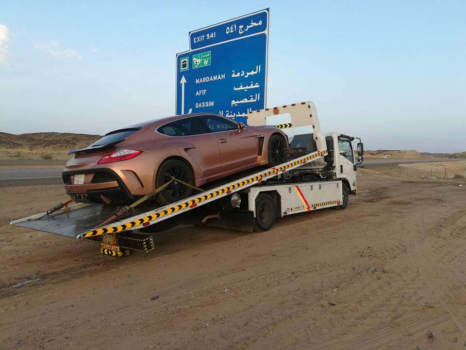 رفع السيارة على السطحة بأمان