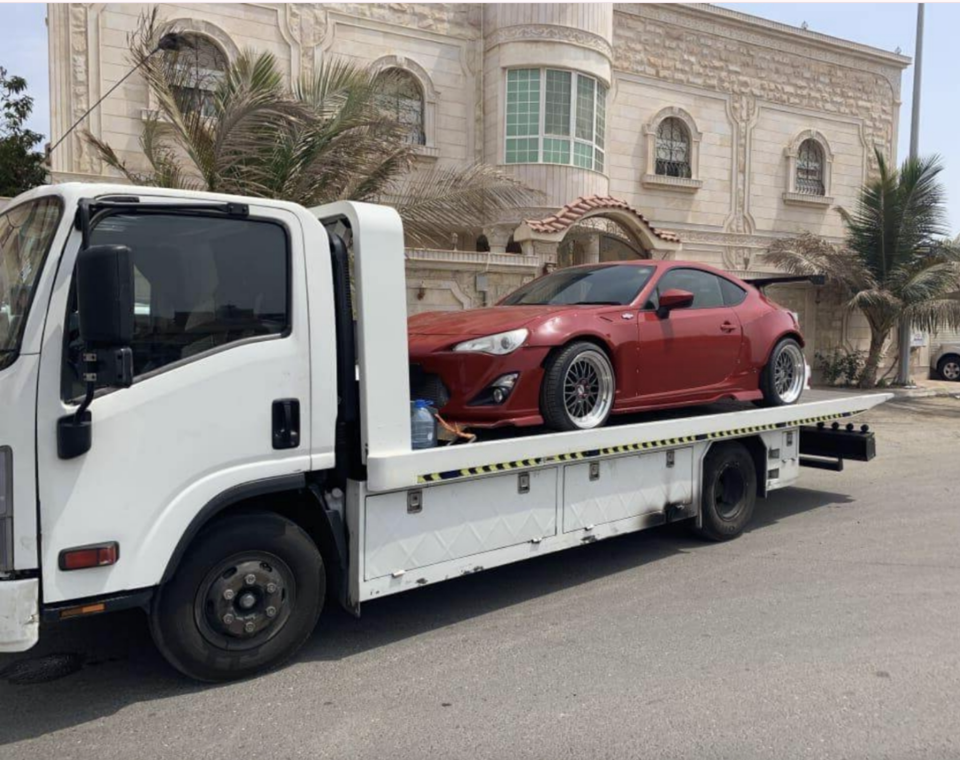 سطحة لنقل السيارات
